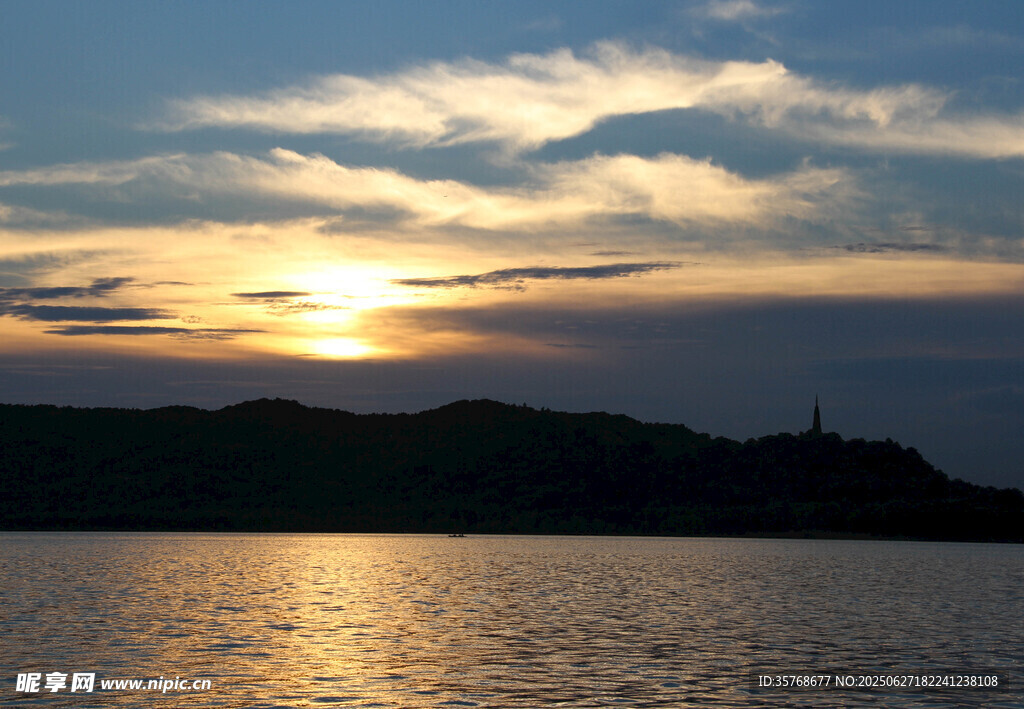 夕陽下的湖面美景