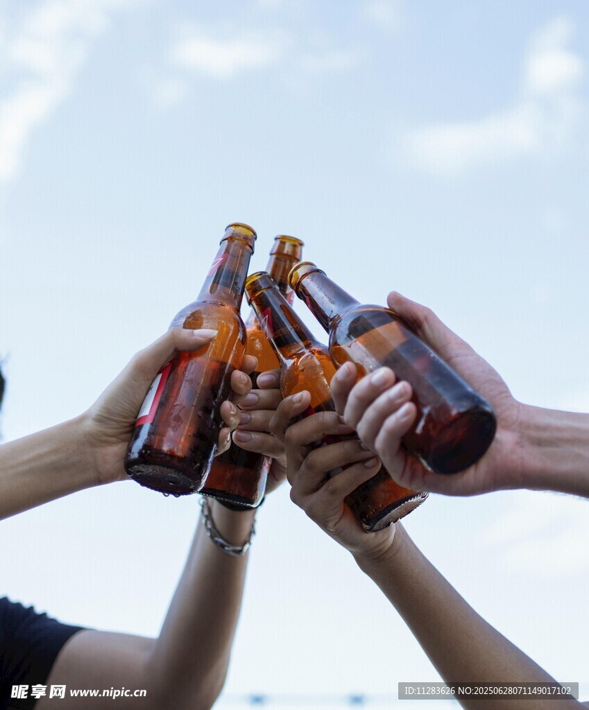 舉杯共飲啤酒歡樂時刻
