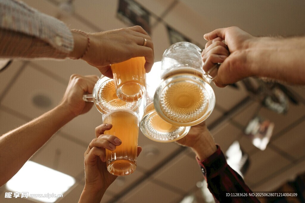 舉杯共飲歡樂時(shí)刻