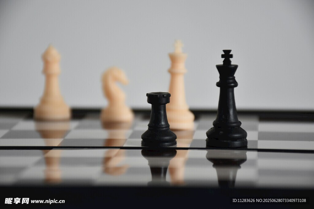 棋盤上的黑白棋子對(duì)決