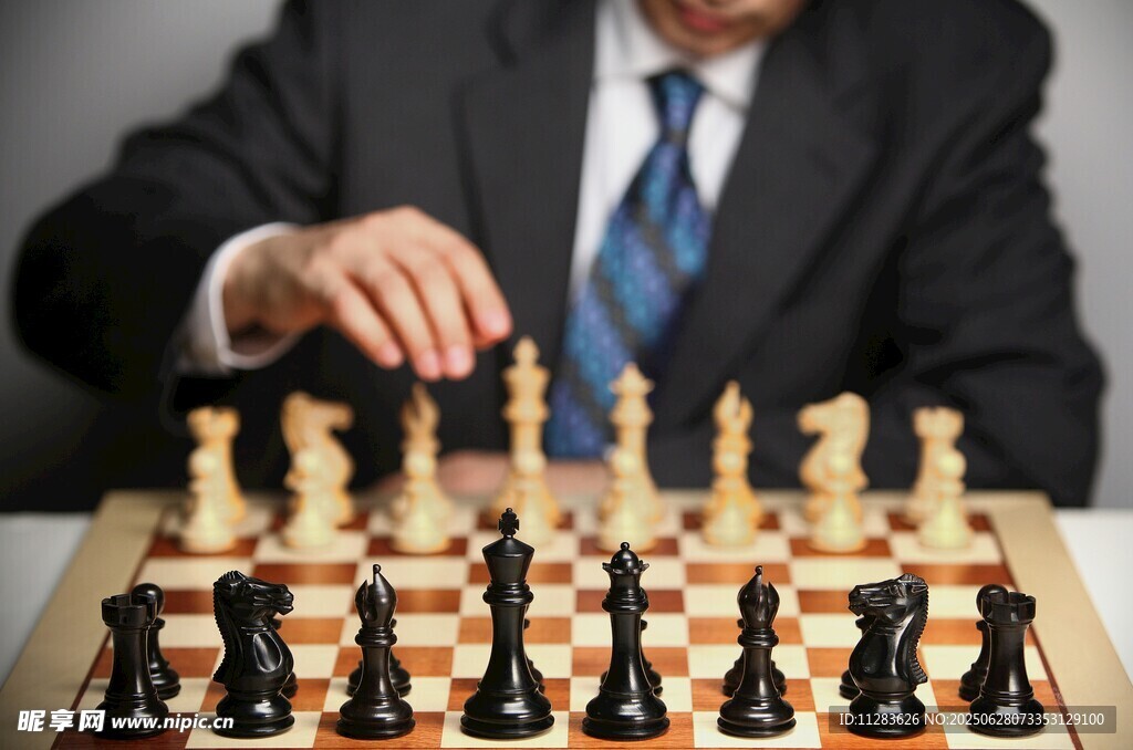 商務(wù)人士專注下國際象棋