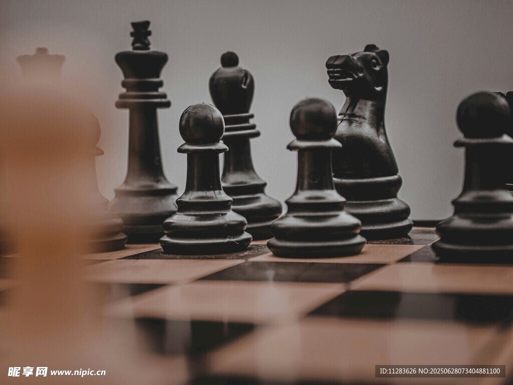 國際象棋棋子擺放在棋盤上