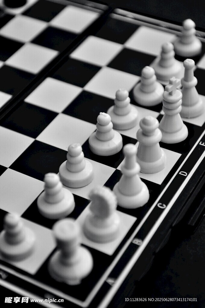 黑白棋盤上的國際象棋棋子