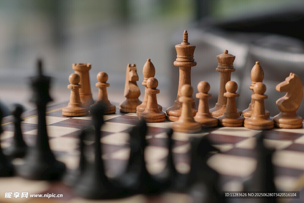 棋盤上的精致木質(zhì)國際象棋