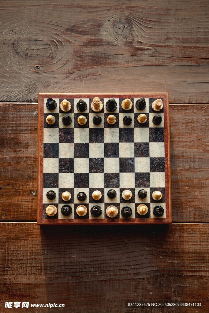 棋盤(pán)與棋子置于木質(zhì)桌面