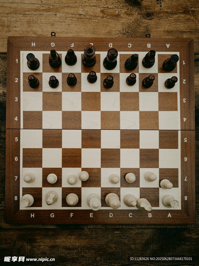 棋盤上的國際象棋棋子