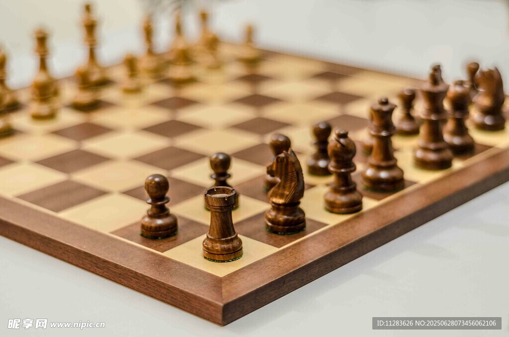棋盤上的精美國際象棋棋子