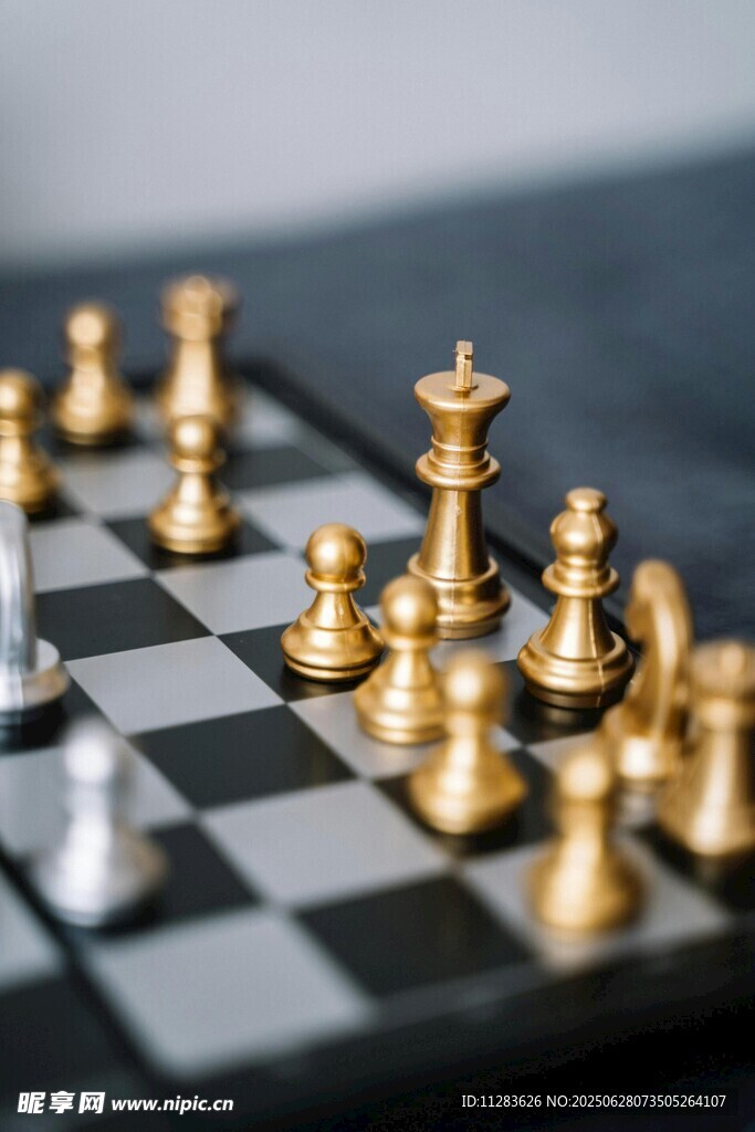 棋盤上的金色棋子