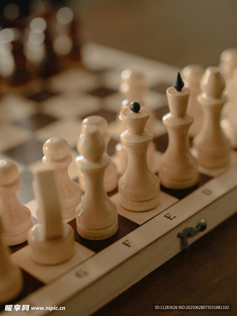 棋盤上的國際象棋棋子