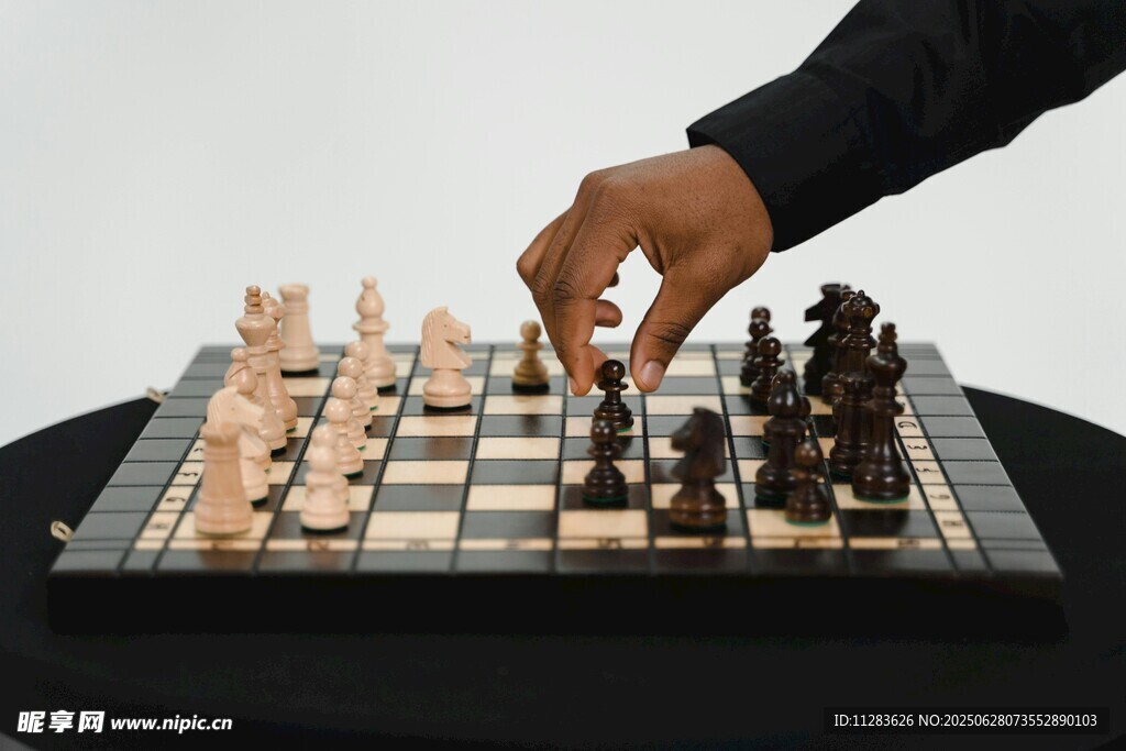 手在棋盤上移動棋子