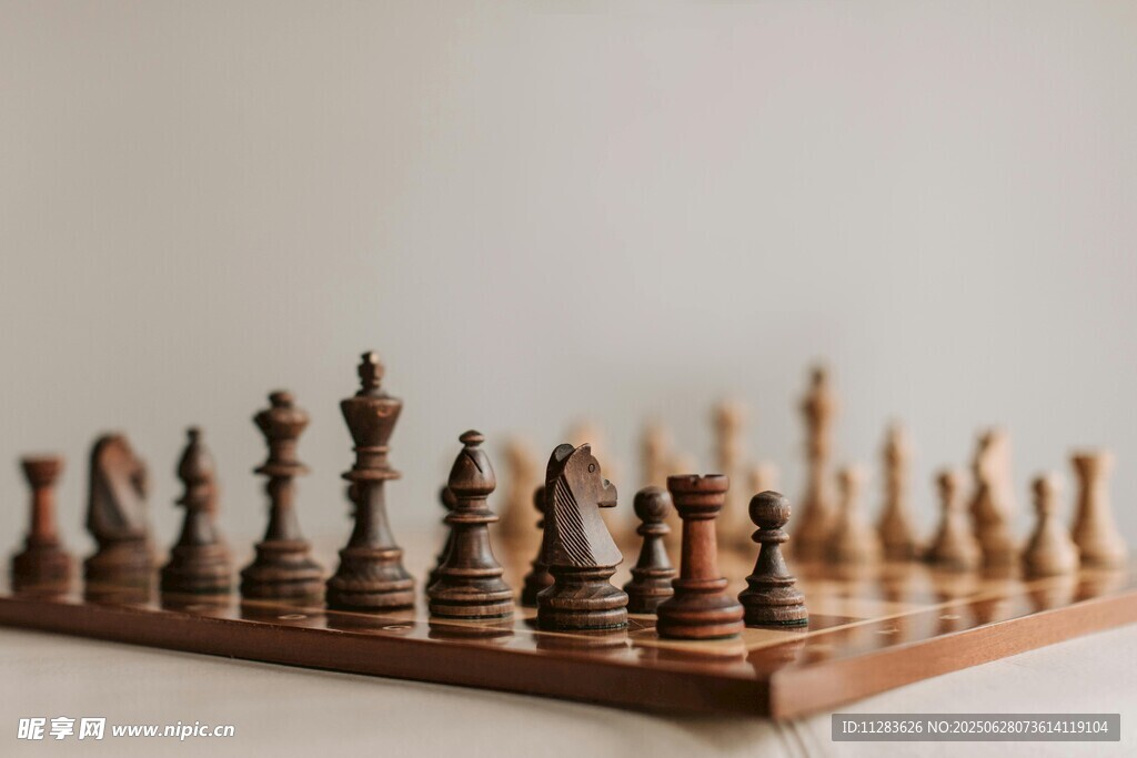 棋盤上的精美木質國際象棋