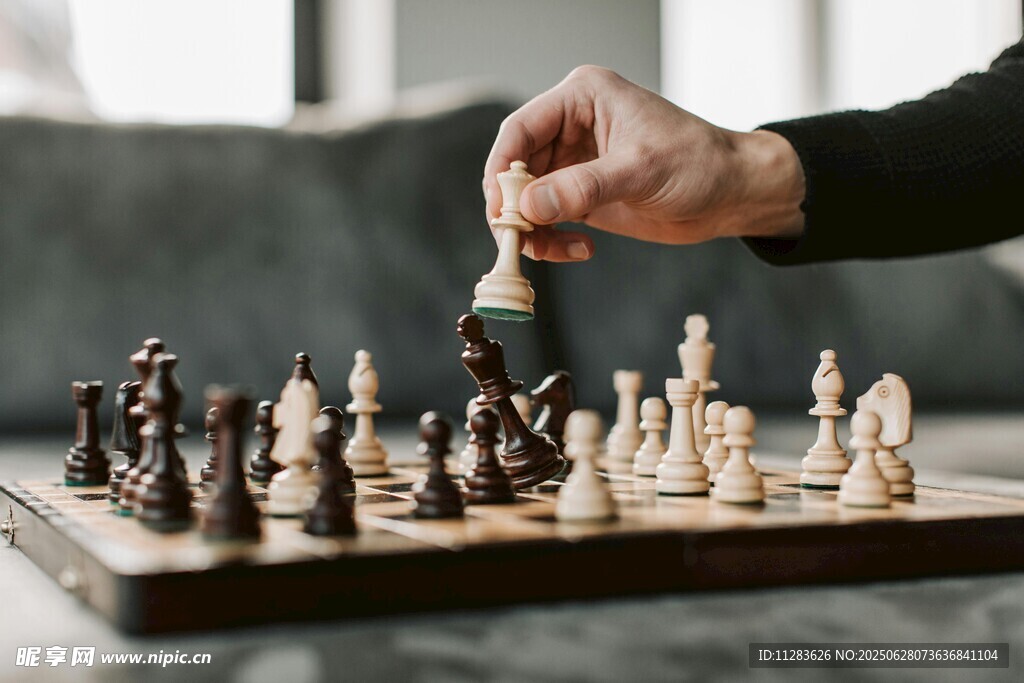 手挪棋子于棋盤上