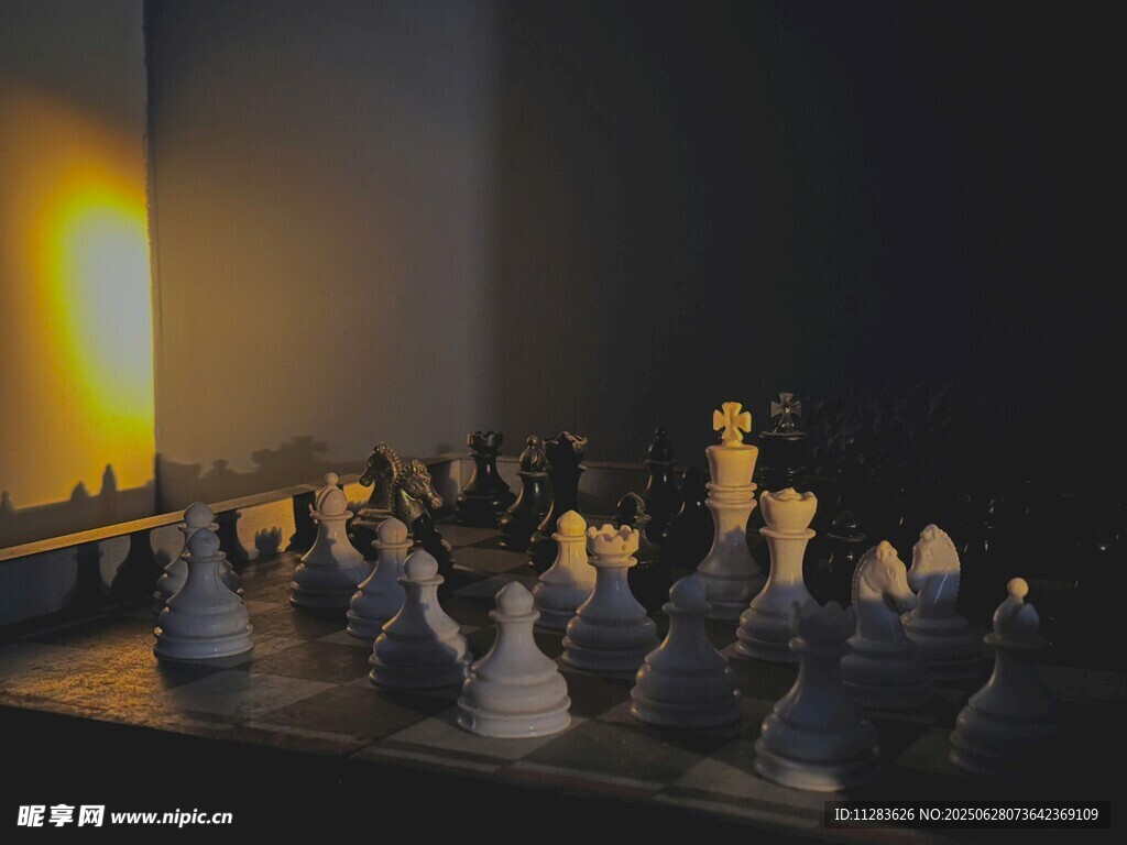 黃昏下的國(guó)際象棋棋局