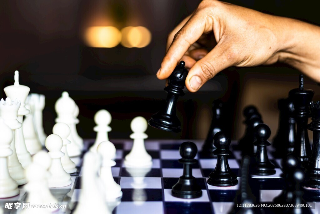 手挪棋子于黑白棋盤間