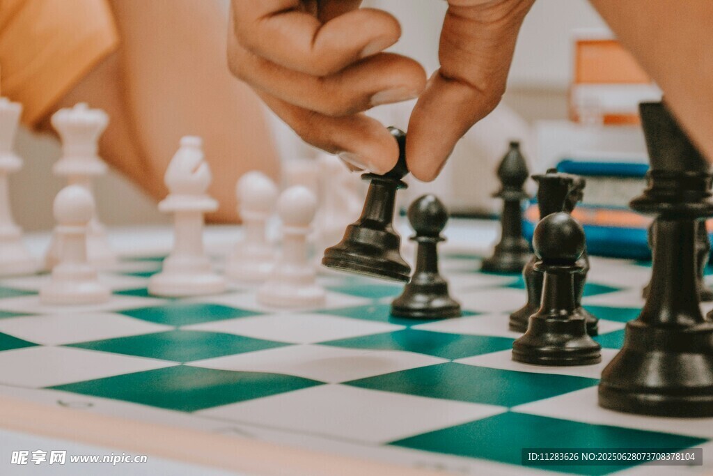 手挪棋子于棋盤博弈時刻