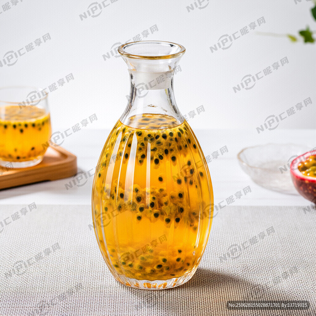 擺在桌上的百香果酒