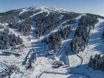 冬日雪山滑雪場壯麗景觀