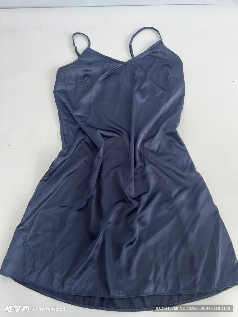 深藍(lán)色吊帶連衣裙展示