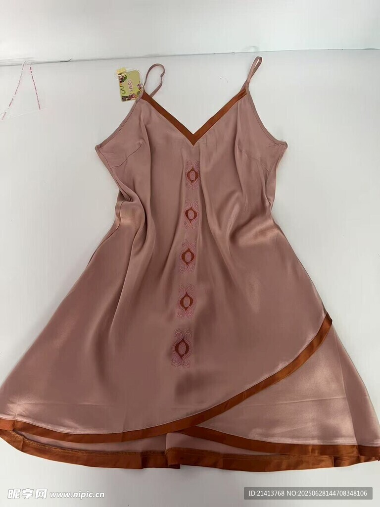 粉色吊帶裙展示