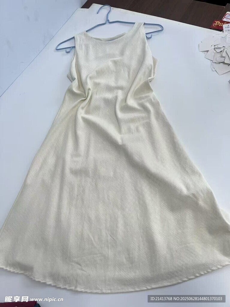 米白色吊帶連衣裙展示