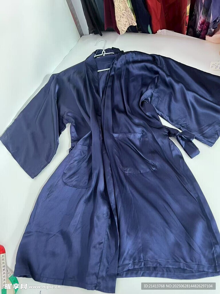 深藍色長款睡袍展示