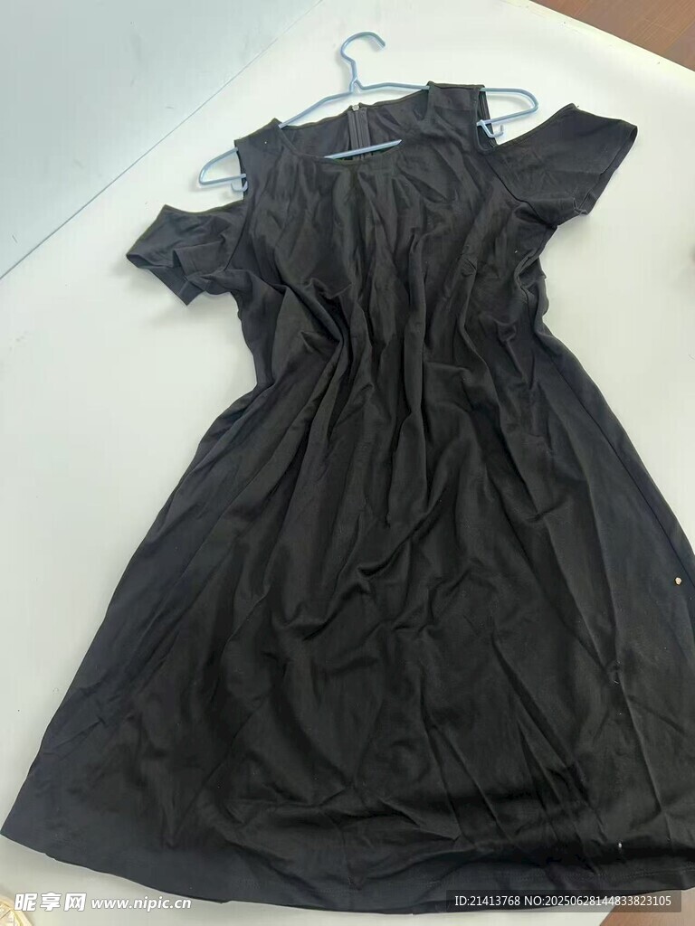 黑色短袖連衣裙展示
