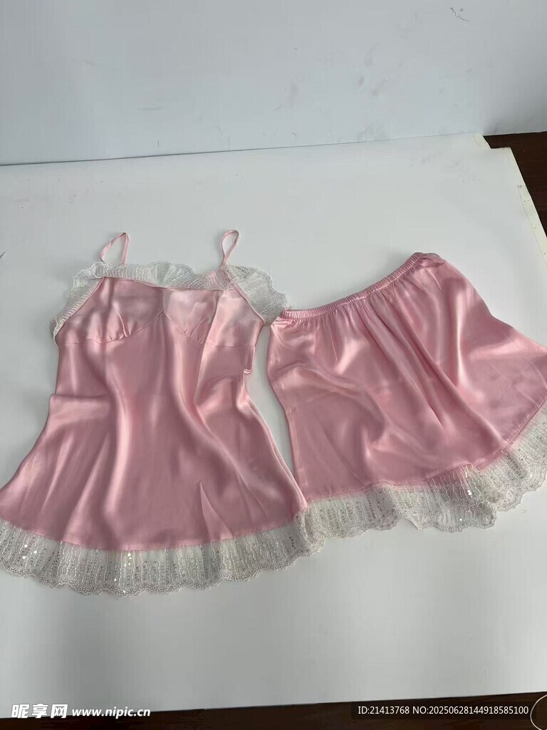粉色蕾絲邊吊帶睡衣套裝