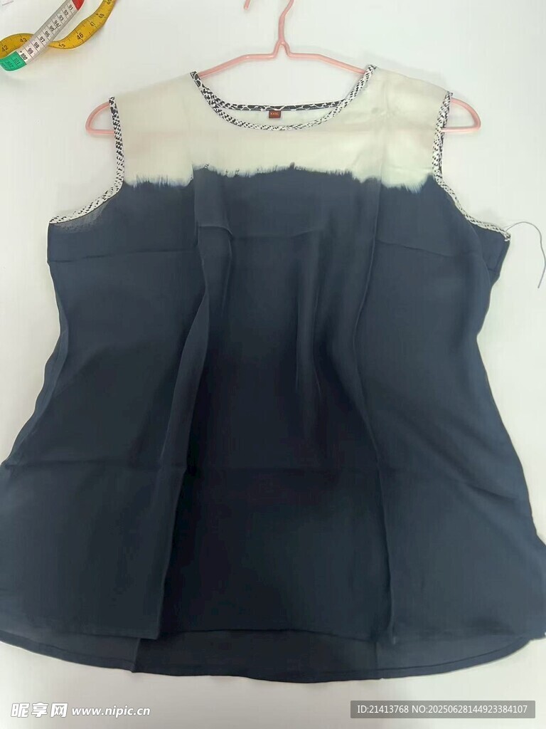 女士無袖上衣展示