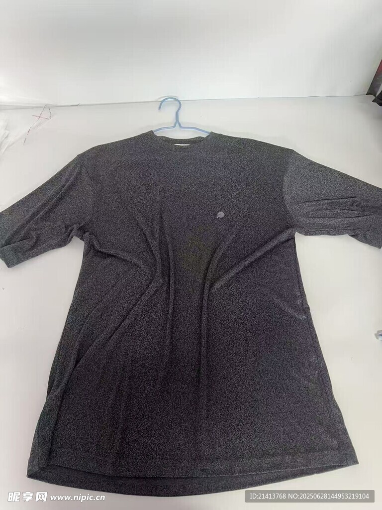 黑色中袖上衣展示