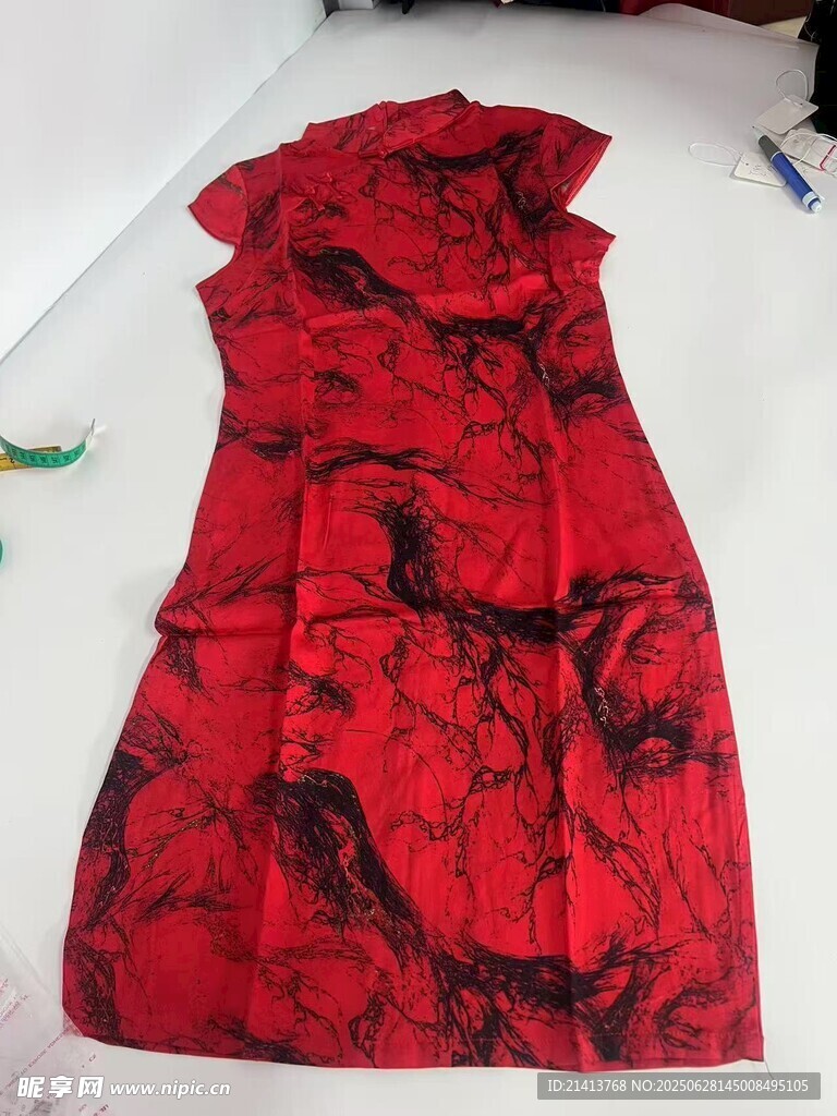 紅色花紋無袖連衣裙展示
