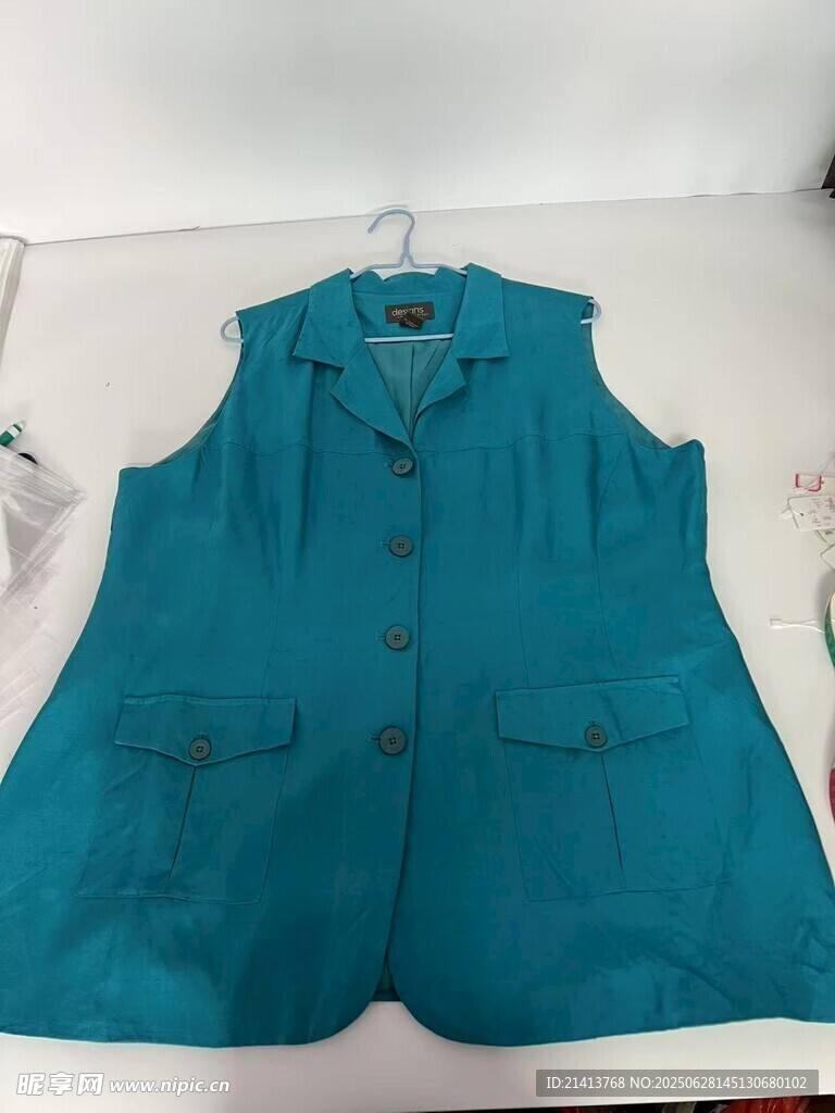 藍綠色無袖上衣展示