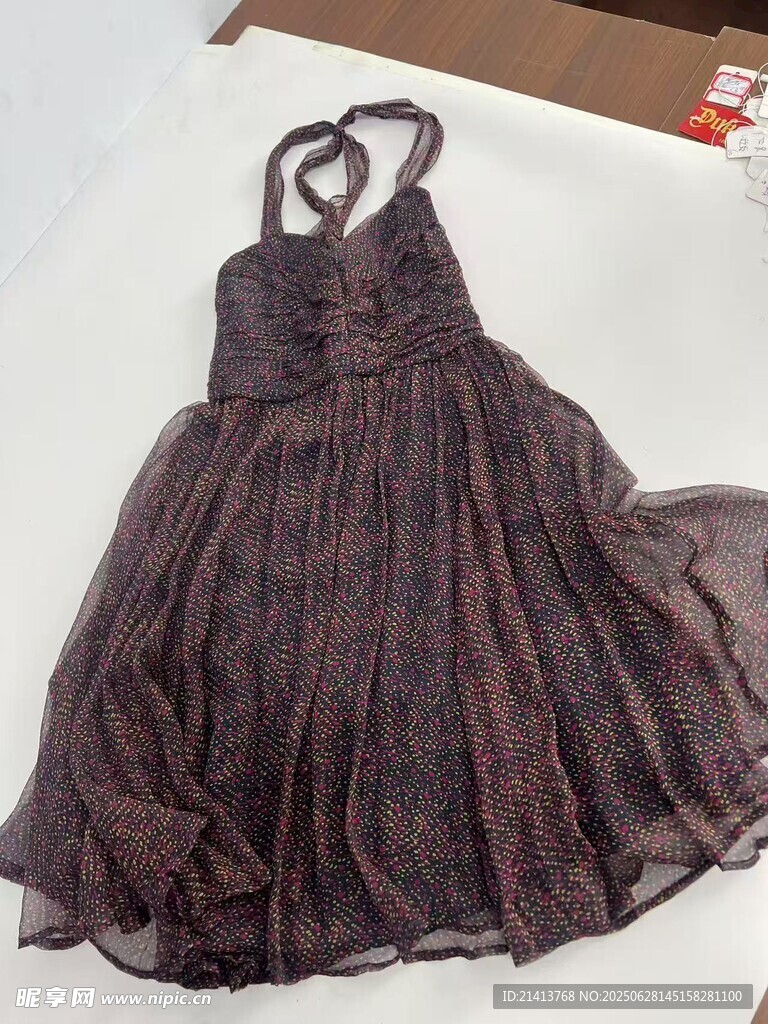 深紫色吊帶紗裙展示
