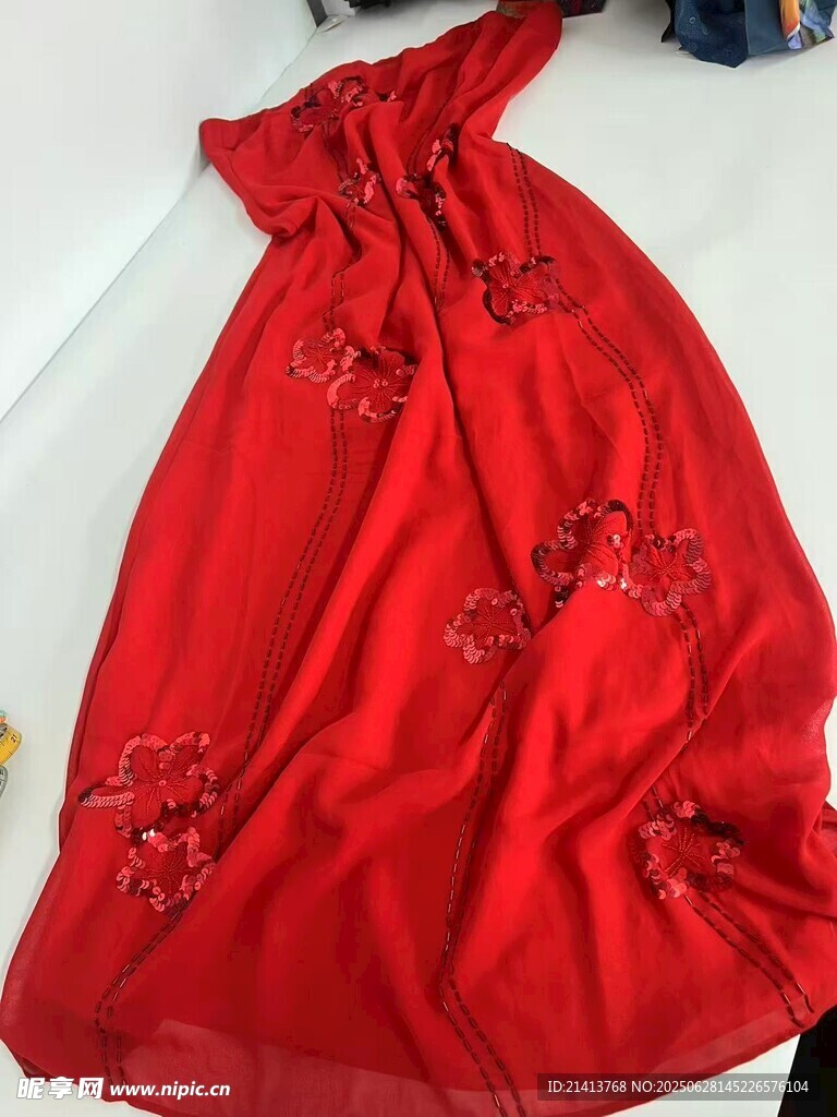 紅色繡花連衣裙展示
