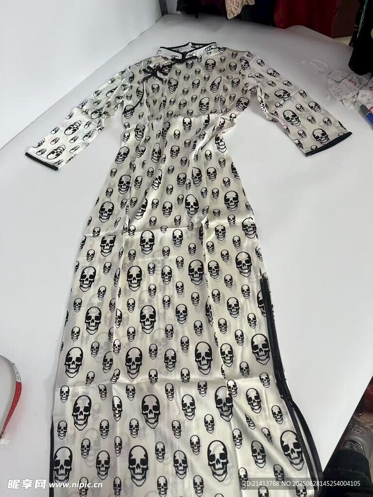 復(fù)古花紋長款連衣裙展示
