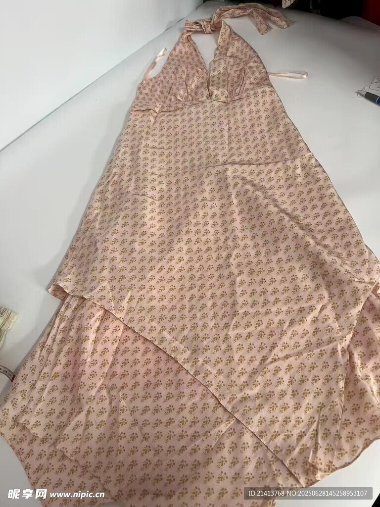 粉色格紋掛脖連衣裙