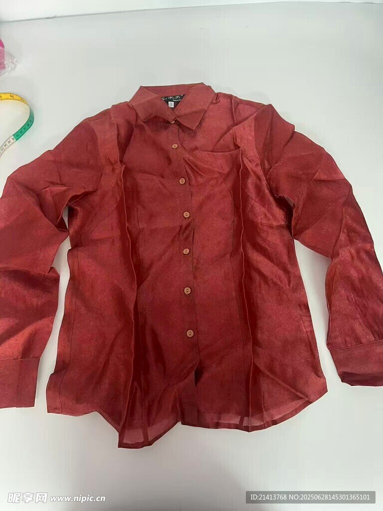 紅色長袖襯衫展示