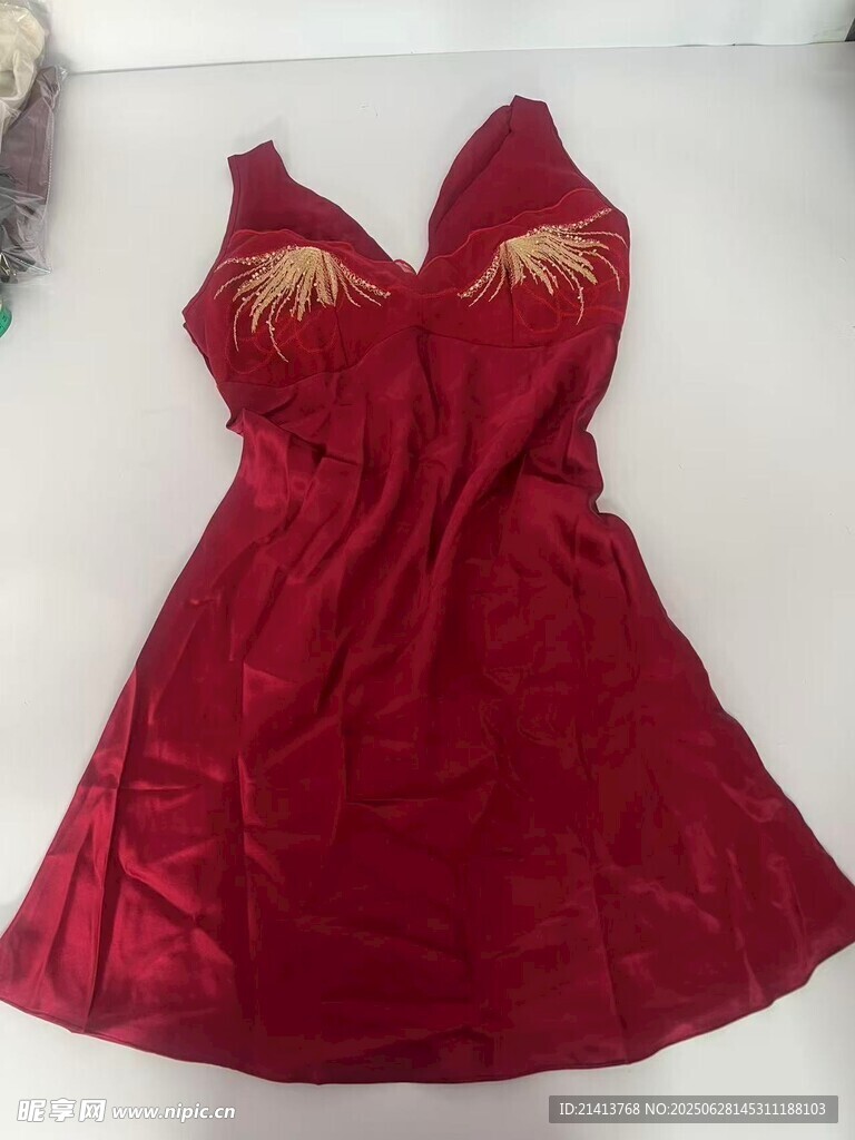 紅色刺繡裝飾女士連衣裙