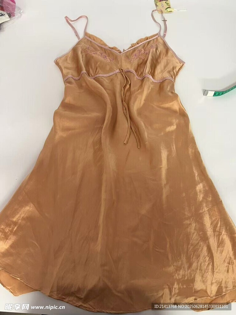 金色吊帶連衣裙展示