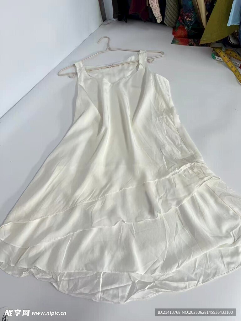 白色蕾絲連衣裙展示