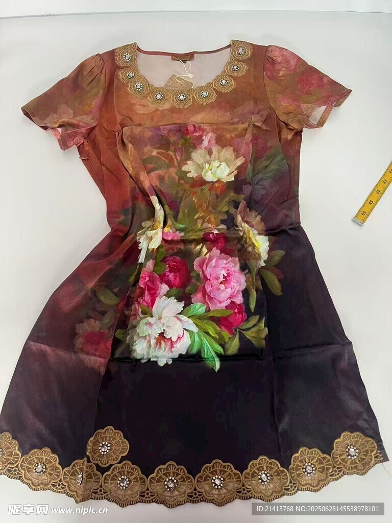 精美刺繡花朵裝飾連衣裙
