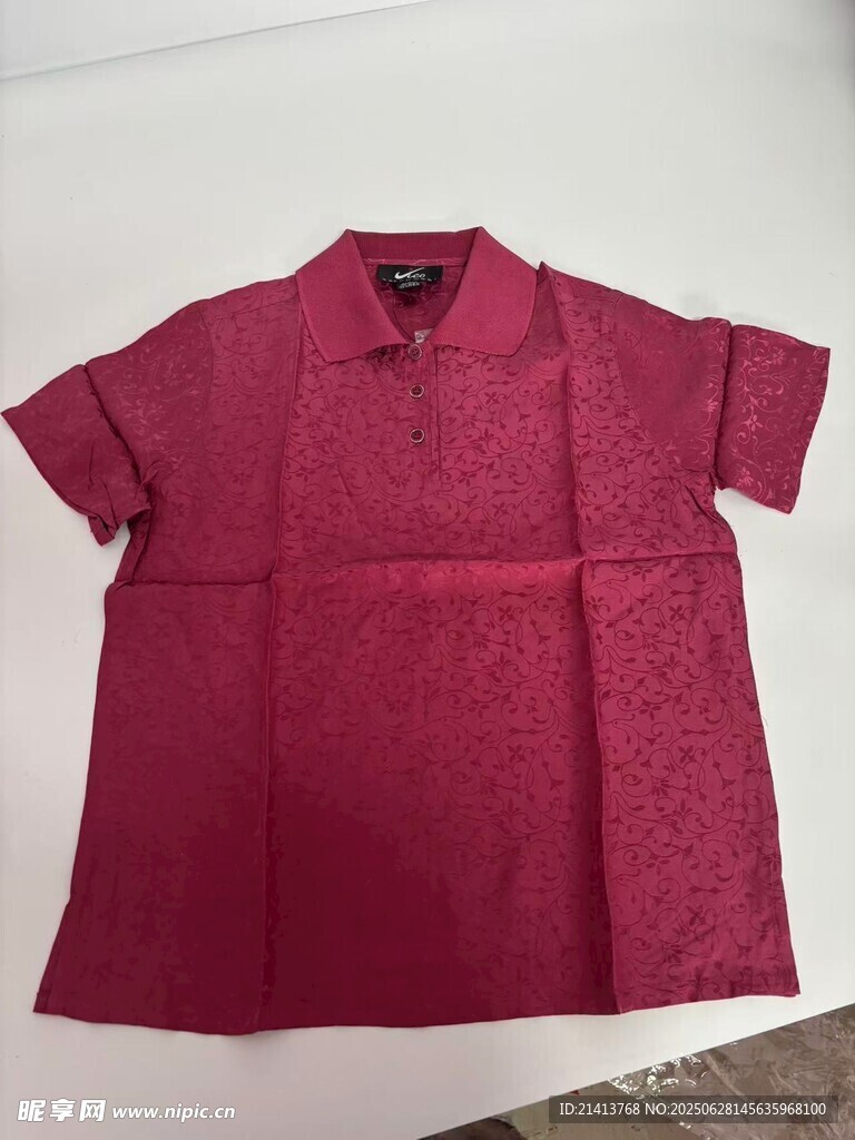 紅色短袖襯衫展示
