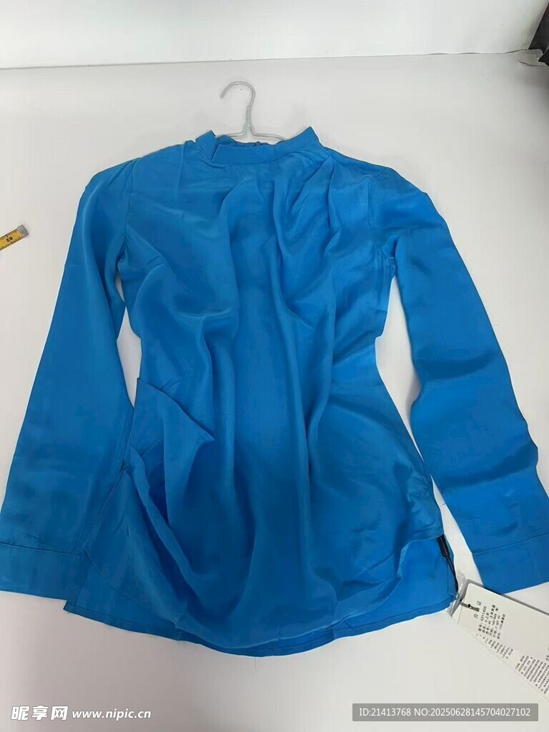 藍色長袖上衣展示