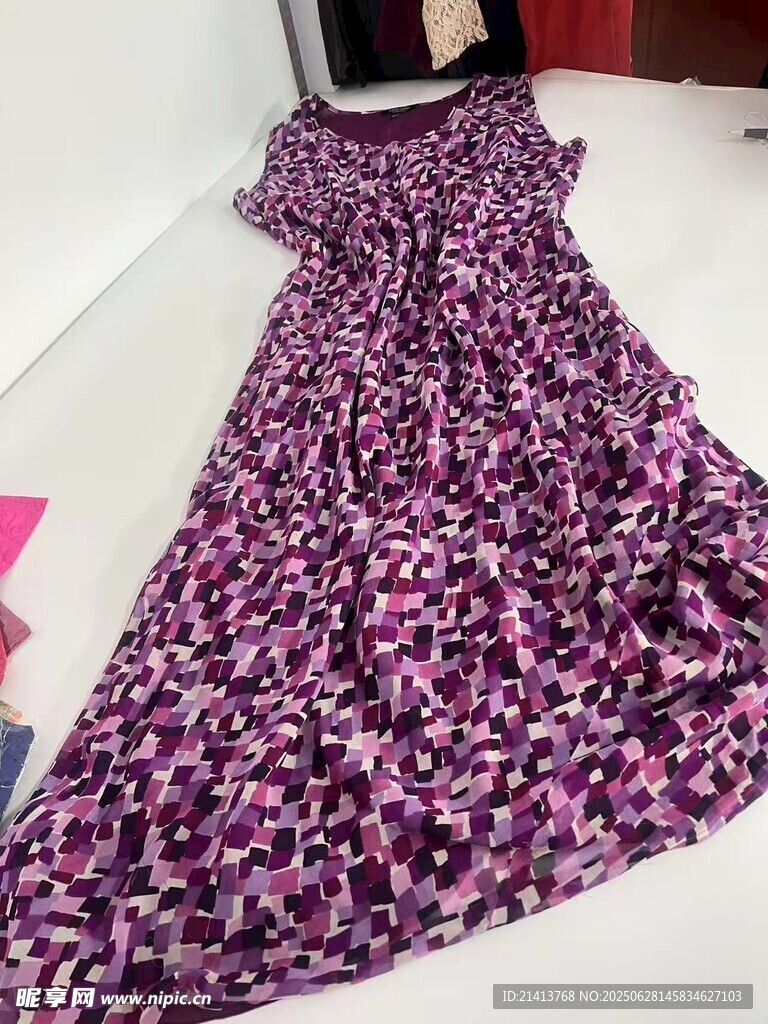 紫色印花連衣裙展示