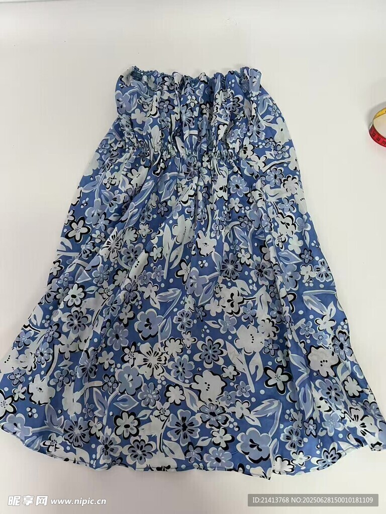 藍(lán)白碎花半身裙展示