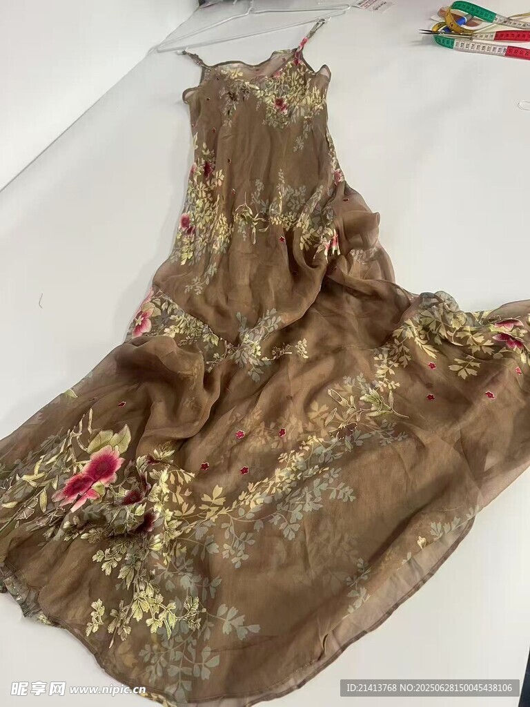 金色繡花吊帶裙