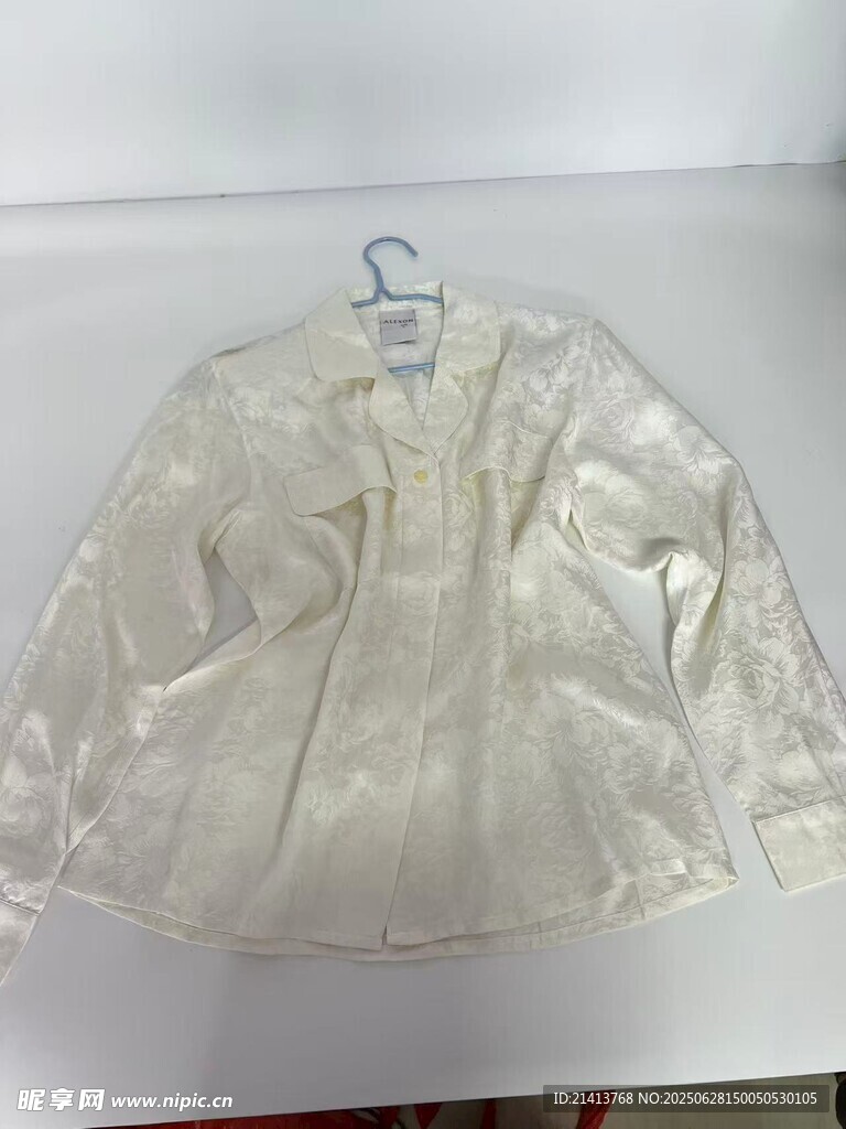 白色蕾絲童裝外套展示