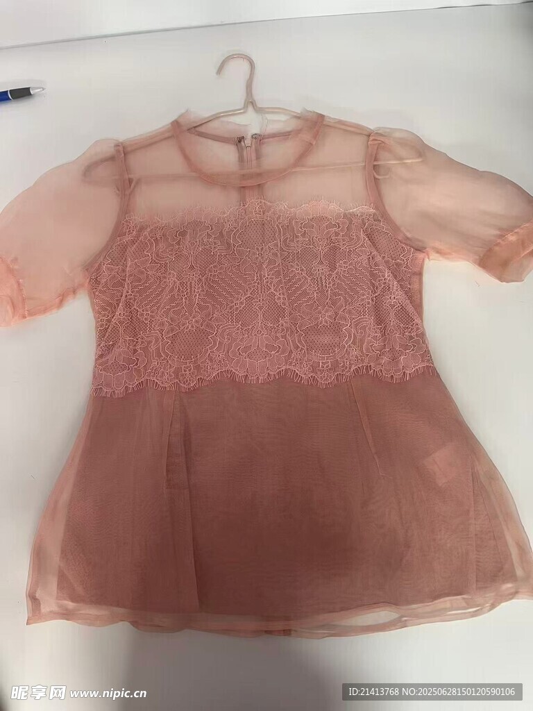 粉色蕾絲短袖上衣展示