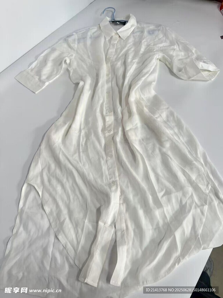 白色長款褶皺連衣裙展示