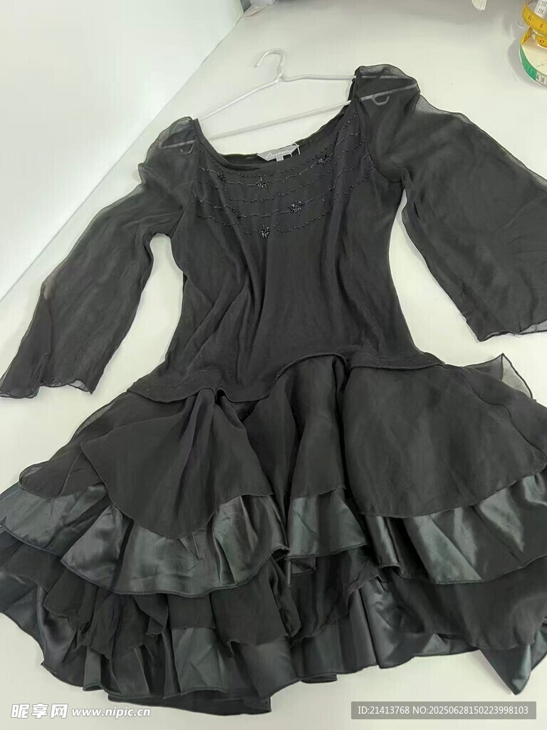 黑色荷葉邊蓬蓬袖連衣裙
