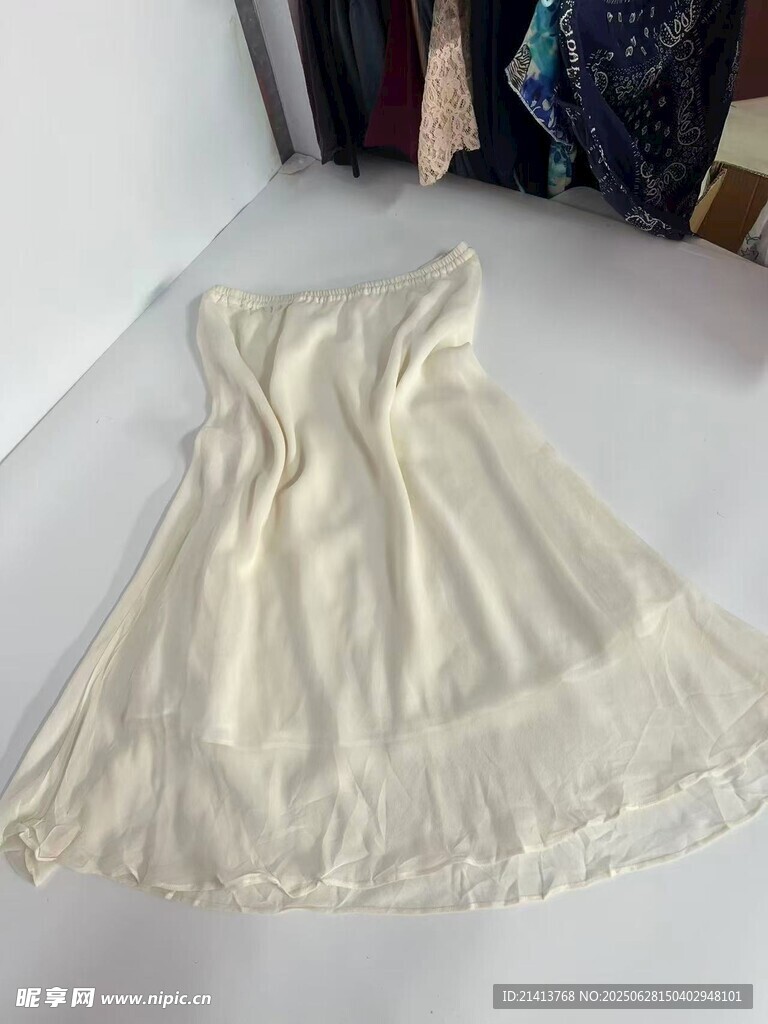 米白色褶皺連衣裙展示